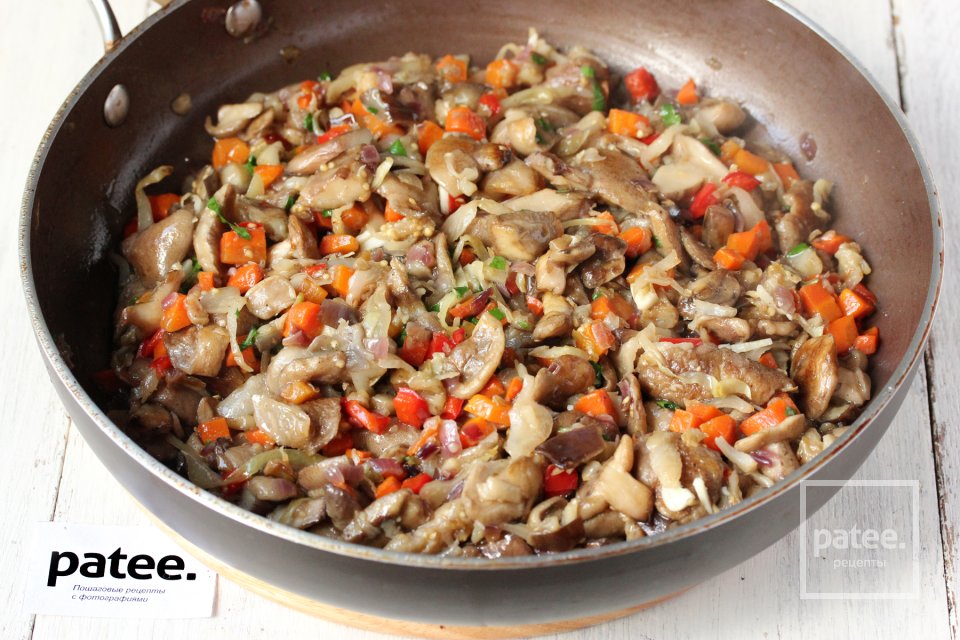 Тушеные маслята с овощами